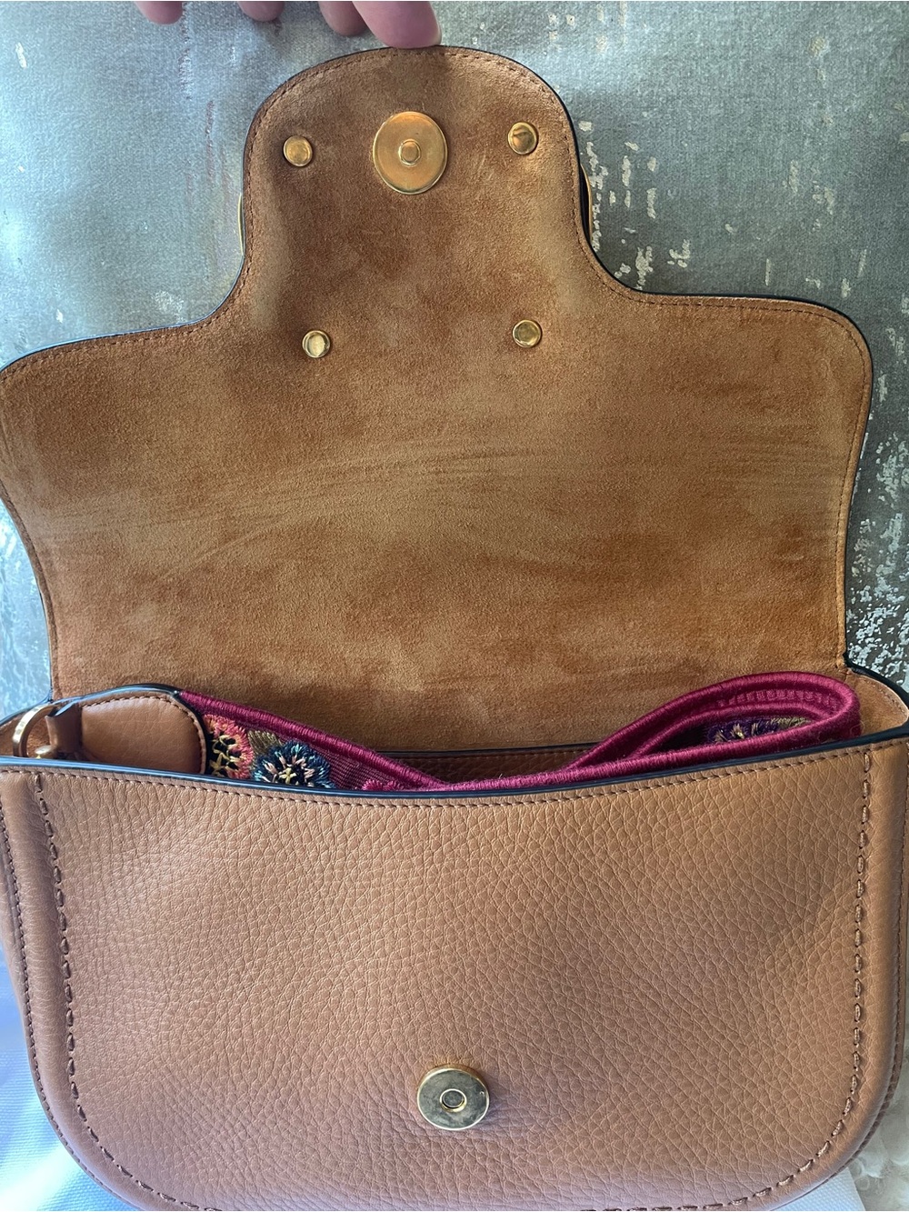 Valentino Garavani Camel/Tan Leather Shoulder Bag with Gold V Logo - Picture 6 of 10